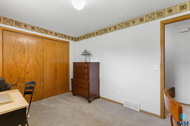 1800 N Ranch Oak Pl Place, Sioux Falls, SD 57110