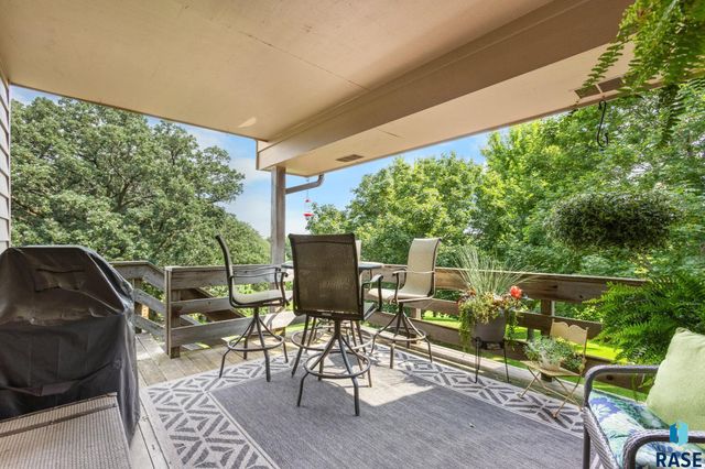 1800 N Ranch Oak Pl Place, Sioux Falls, SD 57110