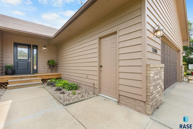 1800 N Ranch Oak Pl Place, Sioux Falls, SD 57110