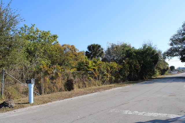 2619 Hiawatha Avenue, West Palm Beach, FL 33409