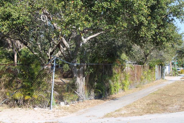 2619 Hiawatha Avenue, West Palm Beach, FL 33409