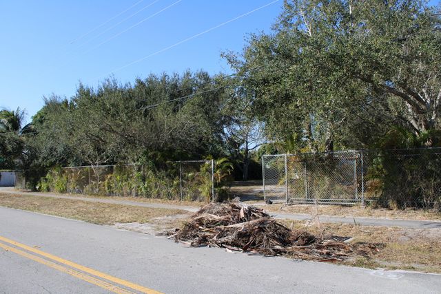 2619 Hiawatha Avenue, West Palm Beach, FL 33409