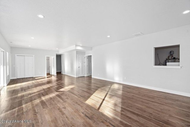 202 Silver Saddle CT, Pinehurst, ID 83850