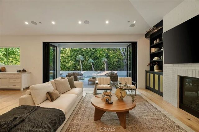 16130 Otsego Street, Encino, CA 91436