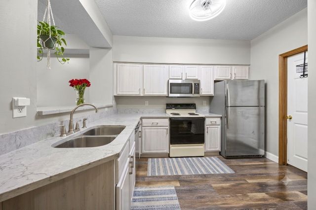 2215 White Water Way, Eagan, MN 55122