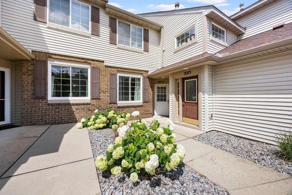 2215 White Water Way, Eagan, MN 55122