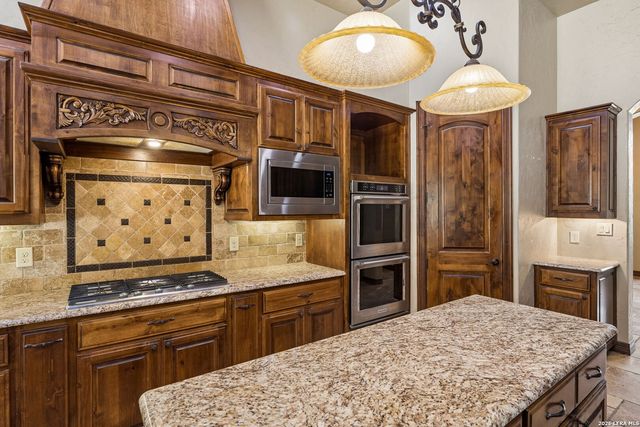 18872 Helotes Rdg, Helotes, TX 78023