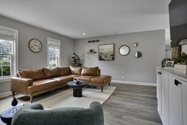 2550 Coach House DRIVE, Brookfield, WI 53045