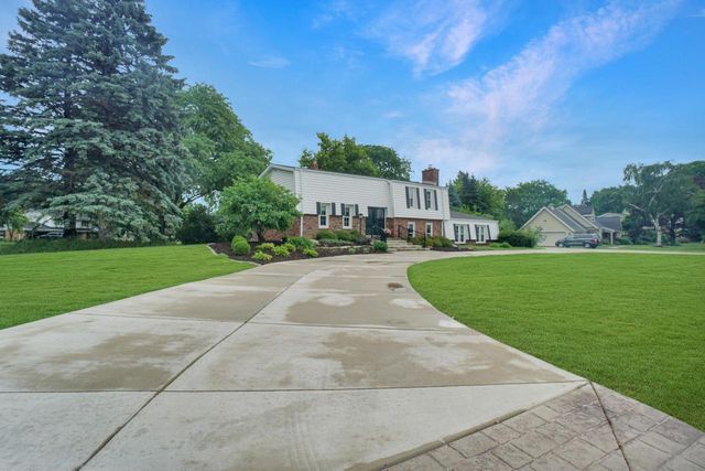 2550 Coach House DRIVE, Brookfield, WI 53045