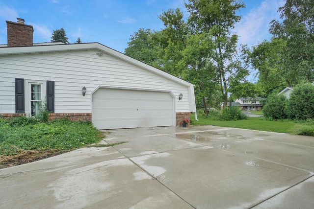 2550 Coach House DRIVE, Brookfield, WI 53045