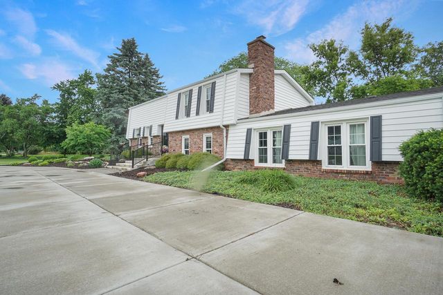 2550 Coach House DRIVE, Brookfield, WI 53045