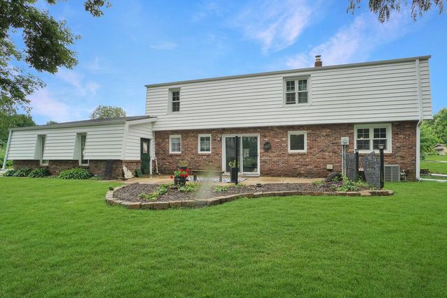 2550 Coach House DRIVE, Brookfield, WI 53045
