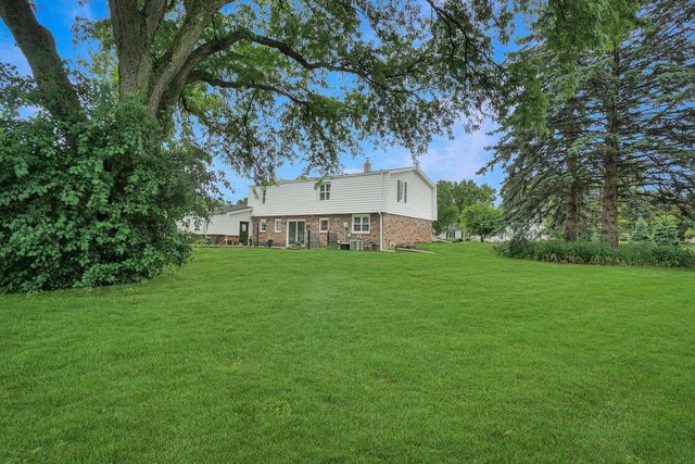 2550 Coach House DRIVE, Brookfield, WI 53045