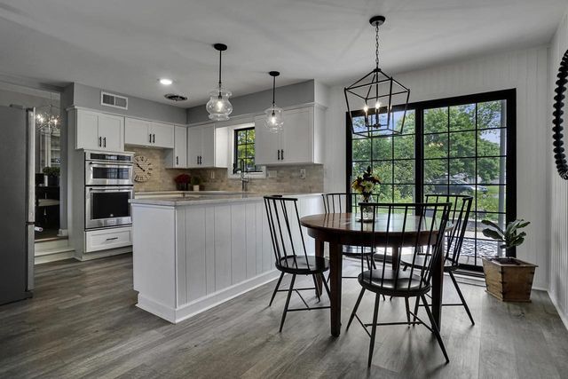 2550 Coach House DRIVE, Brookfield, WI 53045