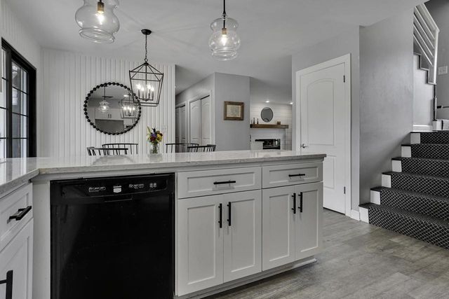 2550 Coach House DRIVE, Brookfield, WI 53045
