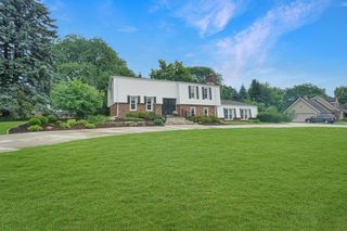 2550 Coach House DRIVE, Brookfield, WI 53045