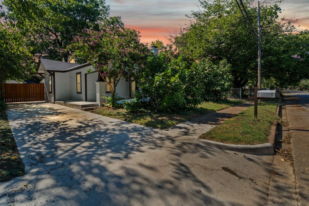 709 N Buffalo Avenue, Cleburne, TX 76033 — exterior