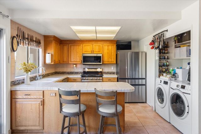 19202 Creekside Lane, Salinas, CA 93908