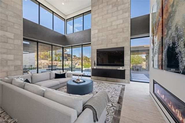 4 Soaring Bird Court, Las Vegas, NV 89135