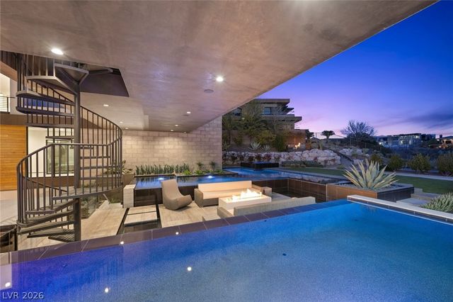 4 Soaring Bird Court, Las Vegas, NV 89135