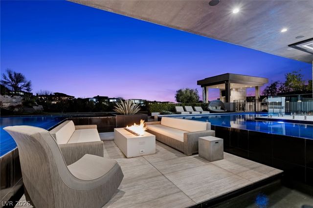 4 Soaring Bird Court, Las Vegas, NV 89135