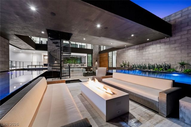 4 Soaring Bird Court, Las Vegas, NV 89135