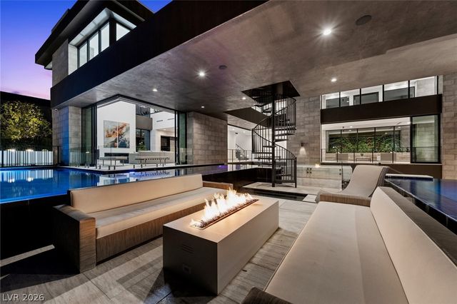 4 Soaring Bird Court, Las Vegas, NV 89135