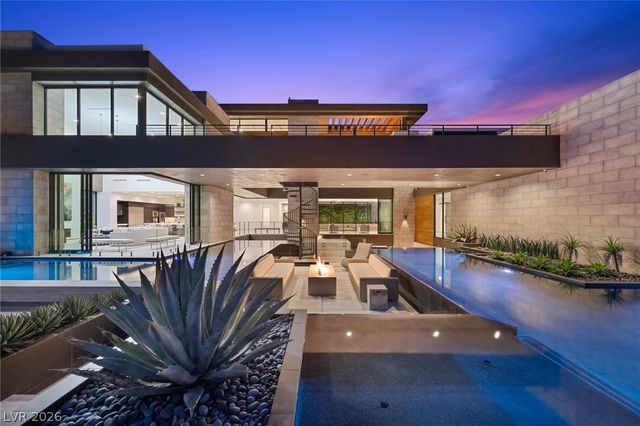 4 Soaring Bird Court, Las Vegas, NV 89135