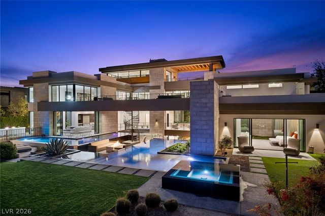 4 Soaring Bird Court, Las Vegas, NV 89135