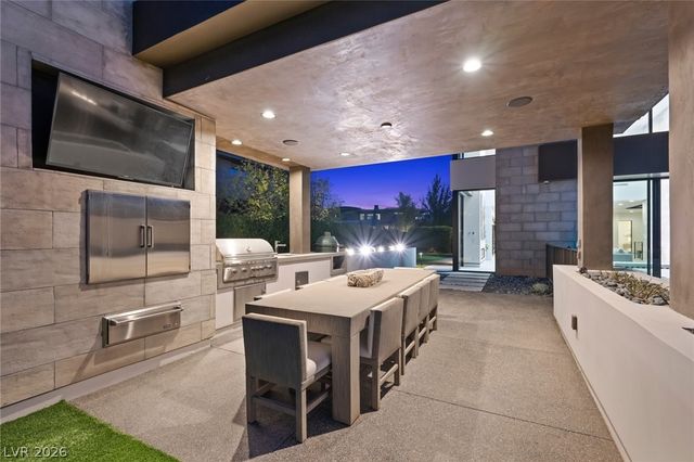 4 Soaring Bird Court, Las Vegas, NV 89135