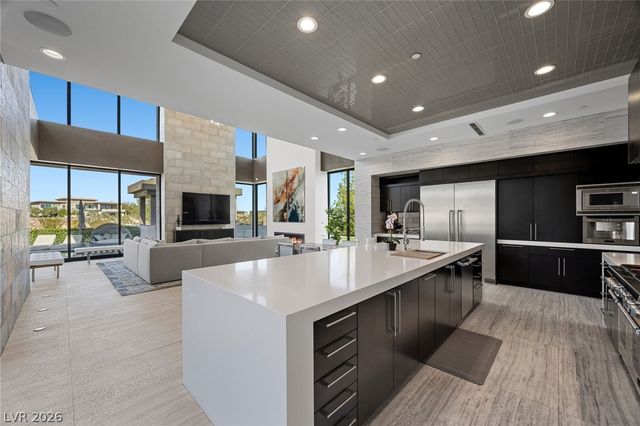 4 Soaring Bird Court, Las Vegas, NV 89135