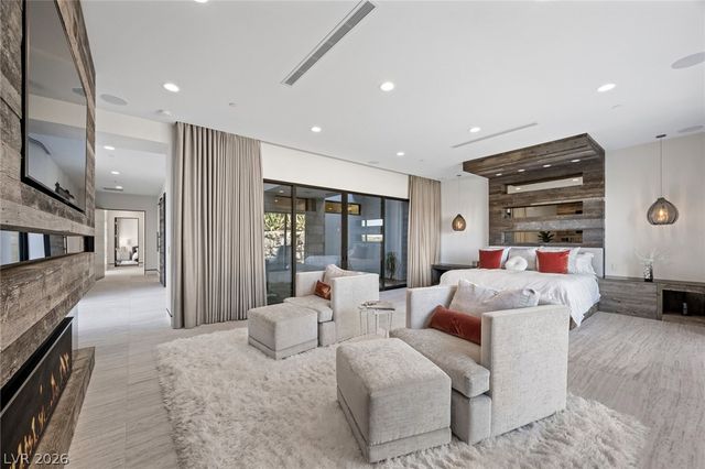 4 Soaring Bird Court, Las Vegas, NV 89135