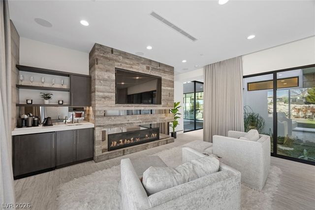 4 Soaring Bird Court, Las Vegas, NV 89135