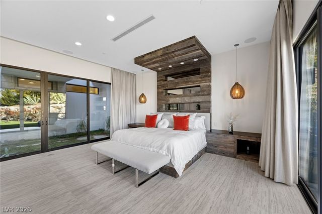 4 Soaring Bird Court, Las Vegas, NV 89135