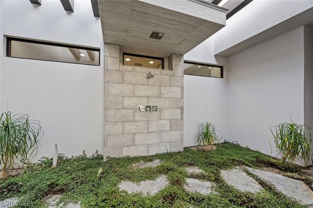 4 Soaring Bird Court, Las Vegas, NV 89135