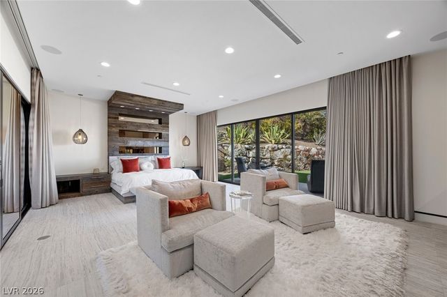 4 Soaring Bird Court, Las Vegas, NV 89135