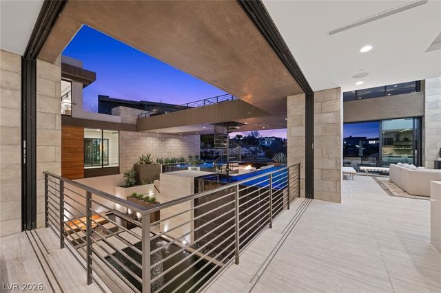 4 Soaring Bird Court, Las Vegas, NV 89135