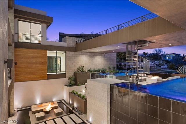 4 Soaring Bird Court, Las Vegas, NV 89135