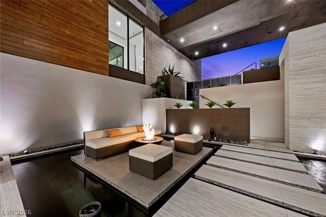 4 Soaring Bird Court, Las Vegas, NV 89135