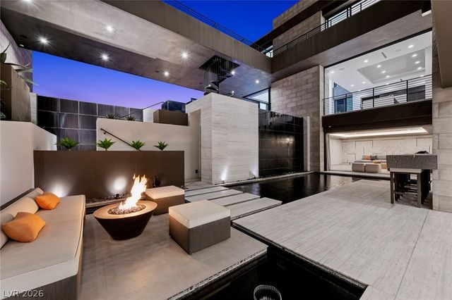 4 Soaring Bird Court, Las Vegas, NV 89135