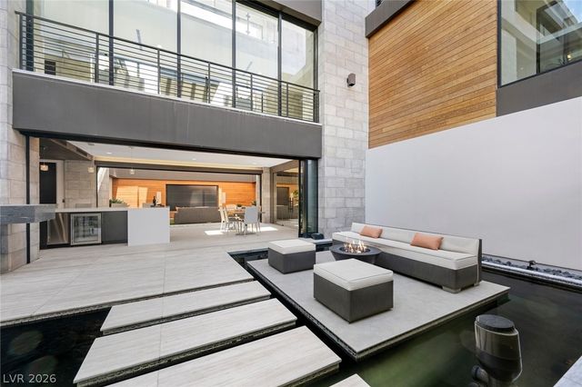 4 Soaring Bird Court, Las Vegas, NV 89135