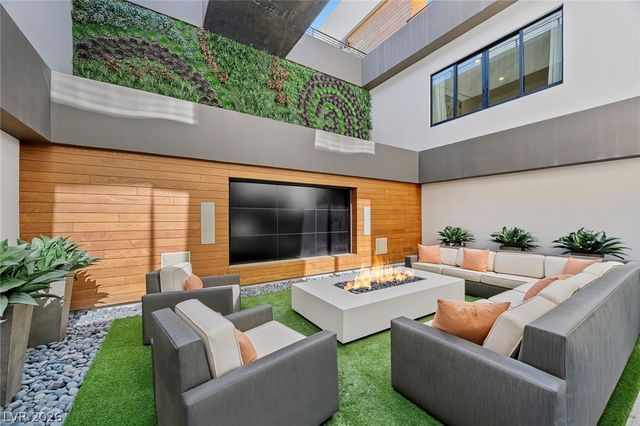 4 Soaring Bird Court, Las Vegas, NV 89135