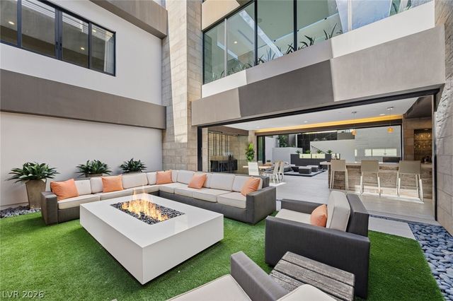 4 Soaring Bird Court, Las Vegas, NV 89135