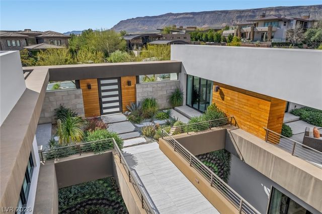 4 Soaring Bird Court, Las Vegas, NV 89135