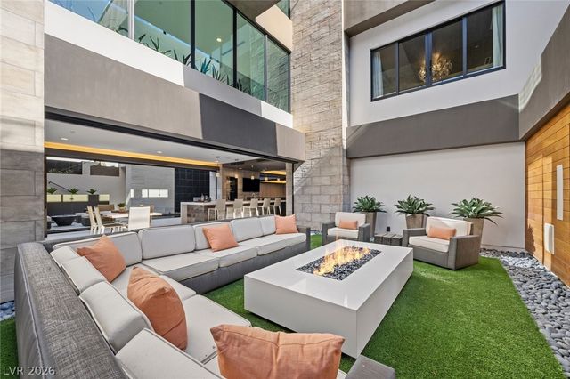 4 Soaring Bird Court, Las Vegas, NV 89135