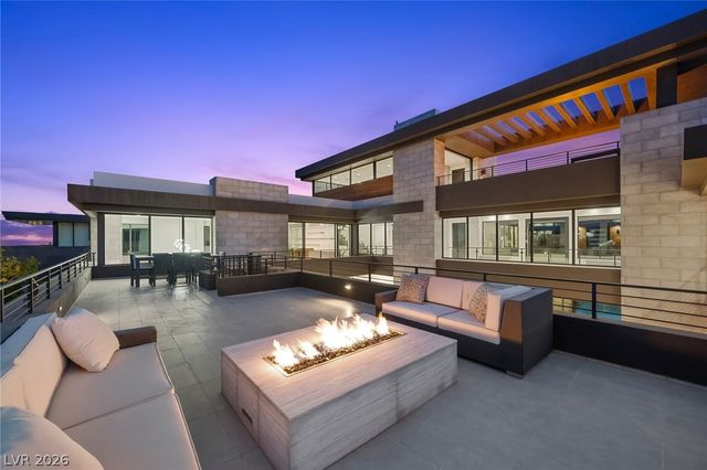 4 Soaring Bird Court, Las Vegas, NV 89135