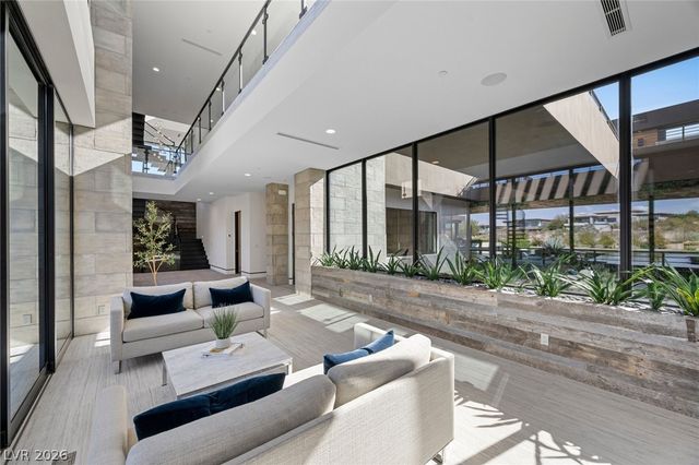 4 Soaring Bird Court, Las Vegas, NV 89135