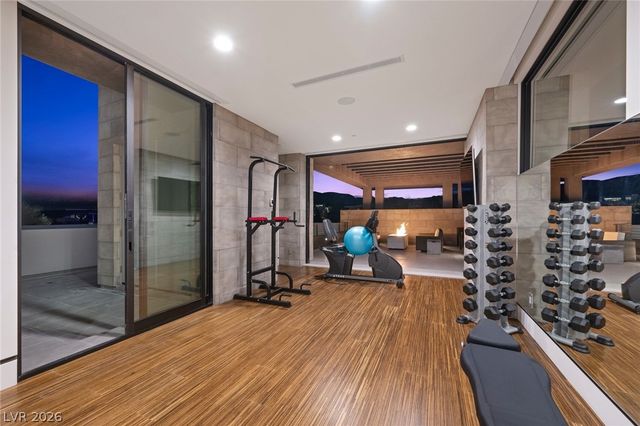 4 Soaring Bird Court, Las Vegas, NV 89135