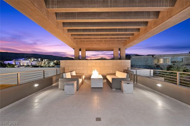 4 Soaring Bird Court, Las Vegas, NV 89135