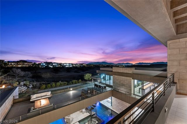 4 Soaring Bird Court, Las Vegas, NV 89135